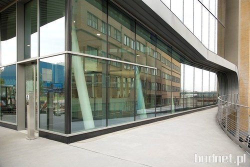 Tańczący wąż ze szkła_Nowy biurowiec koncernu Umicore w Antwerpii